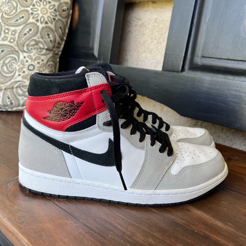 Nike Air Jordan 1 Retro High OG 'Light Smoke Grey’